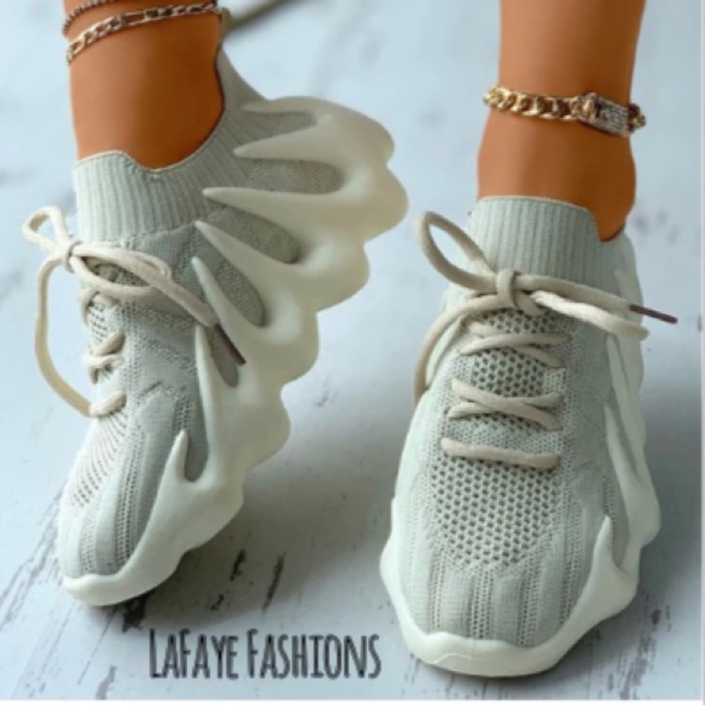CASUAL SPORTS KNITTING SOFT COCONUT SHOES (new, never worn)